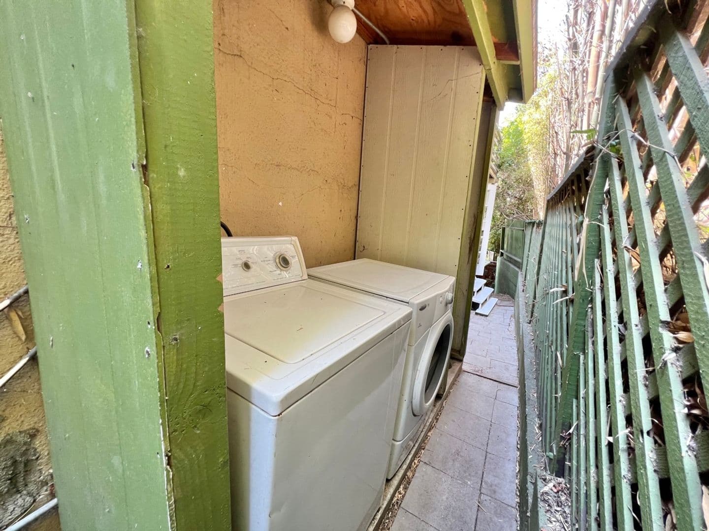 Los Angeles Apartment: 3965 Cumberland Ave