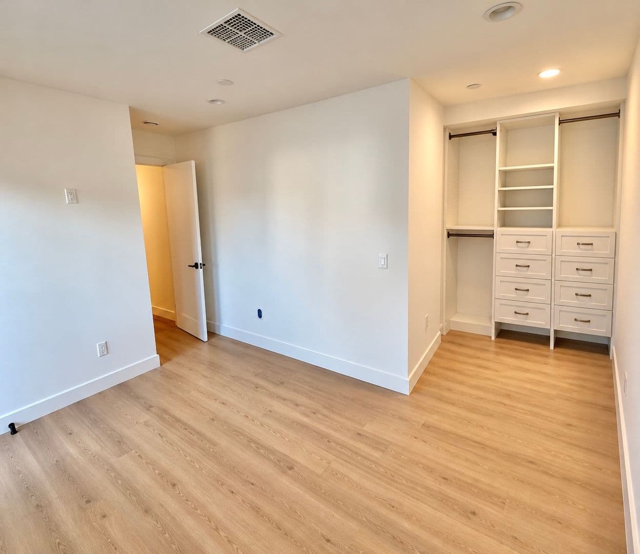Los Angeles Apartment: 2705 Benedict St