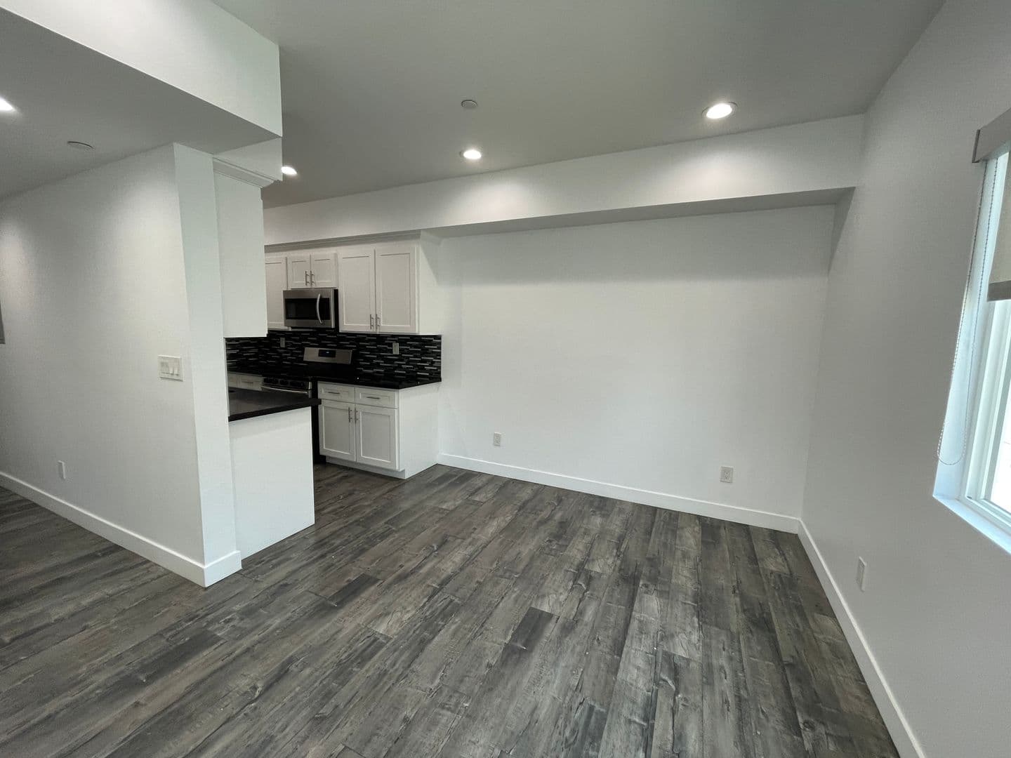 Los Angeles Apartment: 626 W 76th St