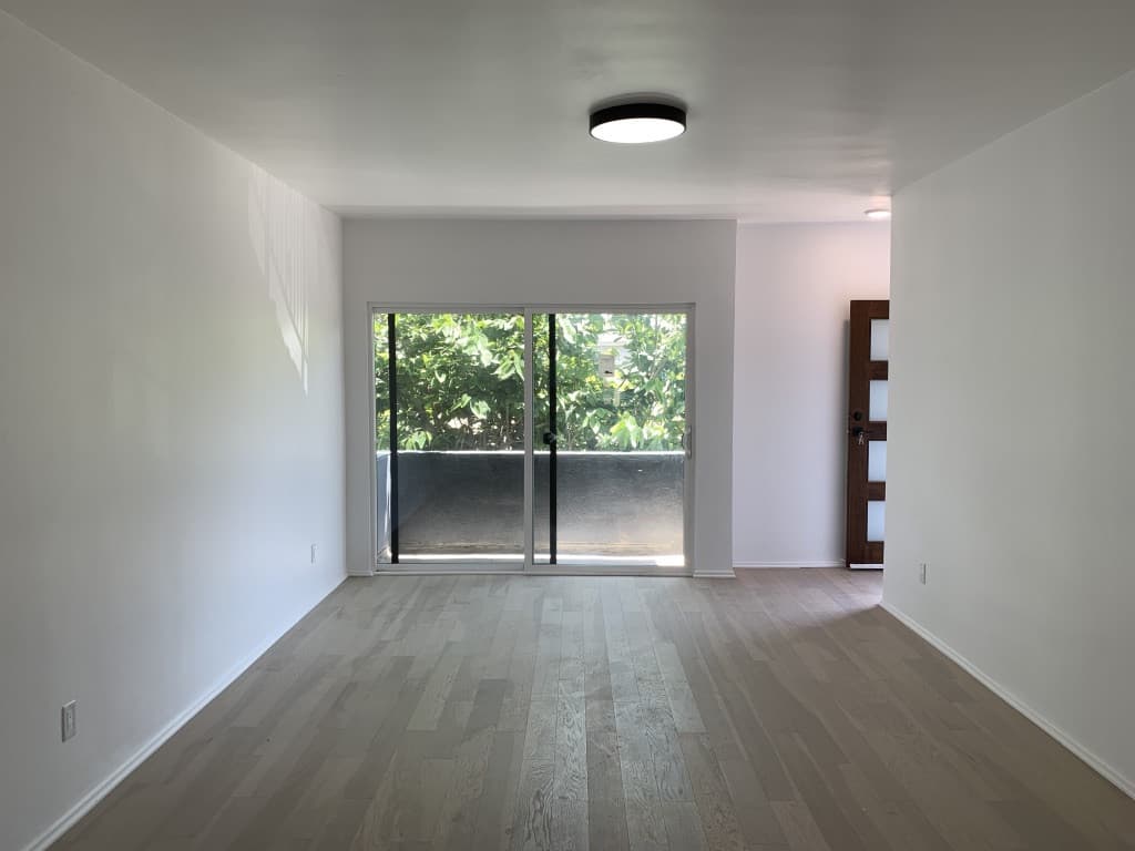 Los Angeles Apartment: 4825 W 18th St