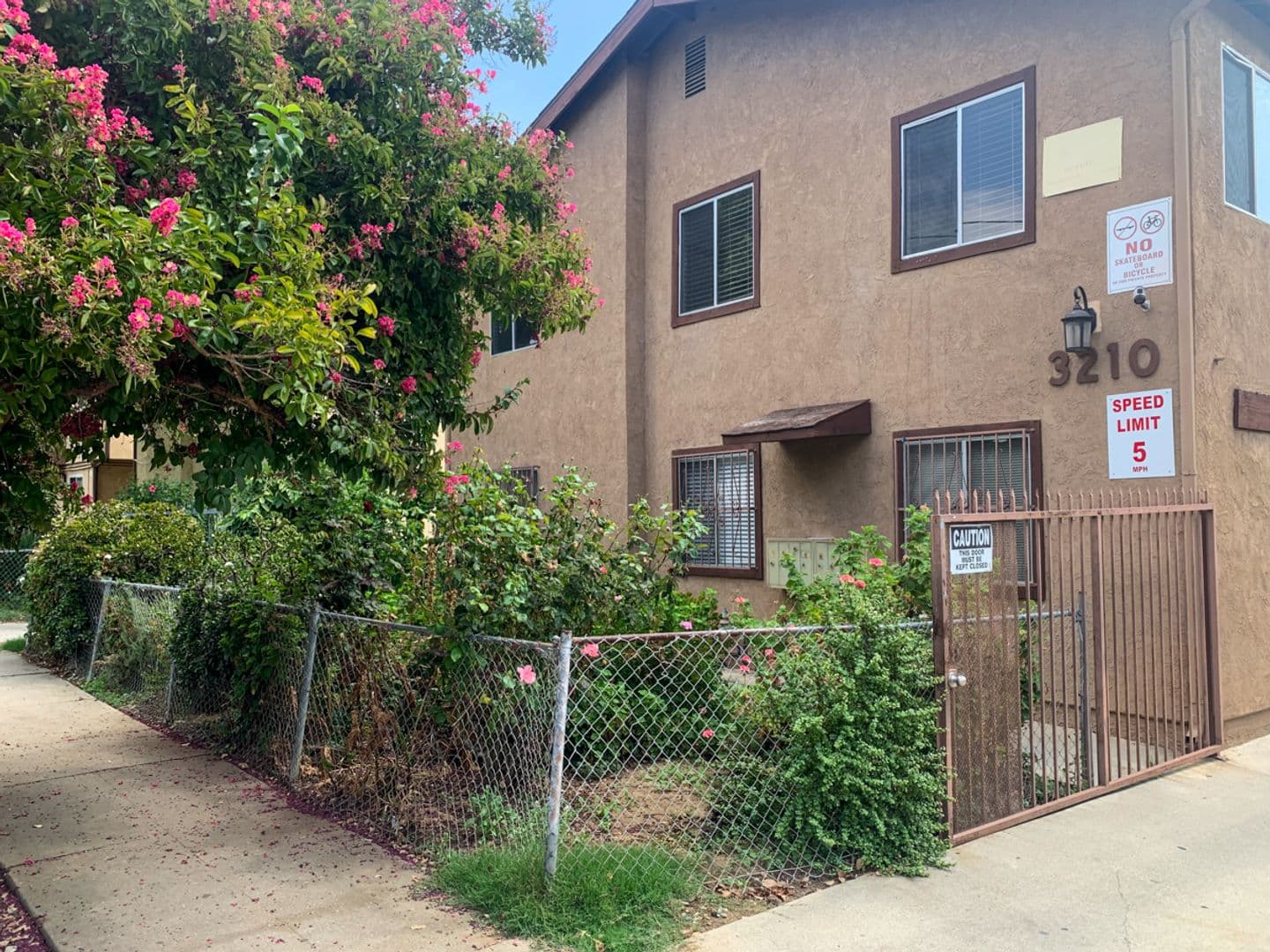 Los Angeles Apartment: 3210 Chapman St