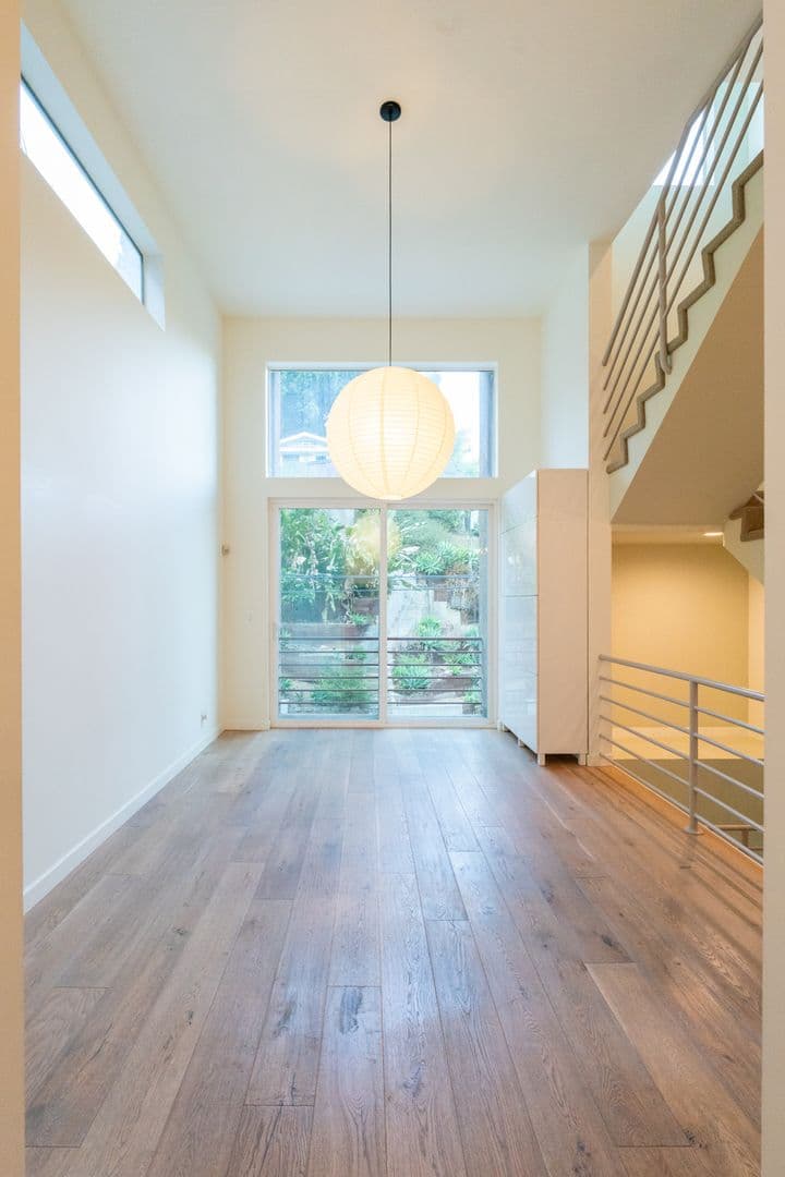 Los Angeles House: 633 Museum Dr