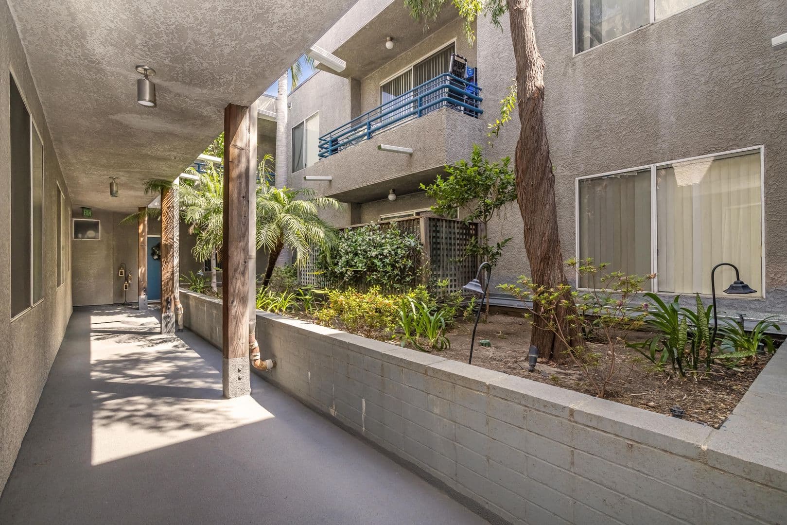 North Hollywood Apartment: 10932 Morrison St