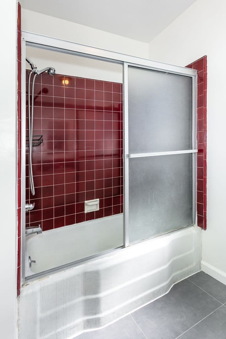 Los Angeles Apartment: 1041 S Wooster St