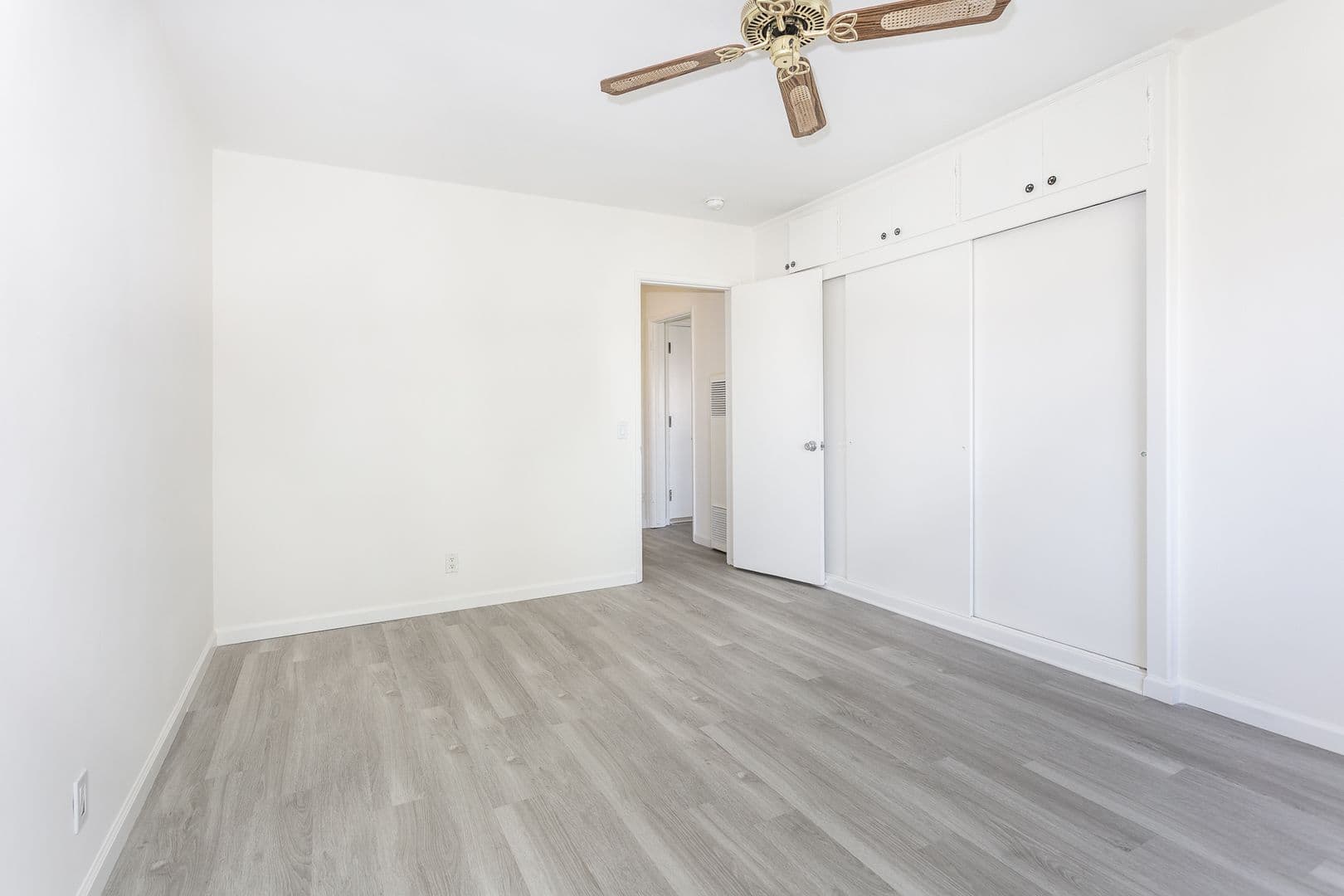 Los Angeles Apartment: 1041 S Wooster St