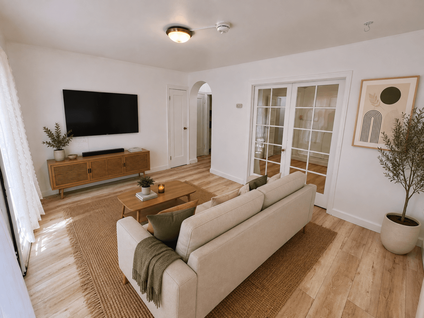 Los Angeles Apartment: 932 S Berendo St