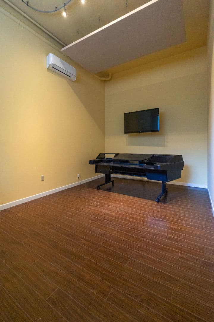 Los Angeles House: 633 Museum Dr