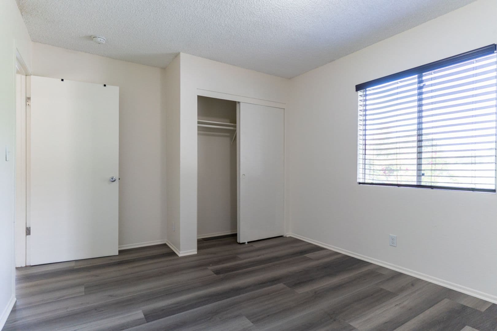 Los Angeles Apartment: 3210 Chapman St