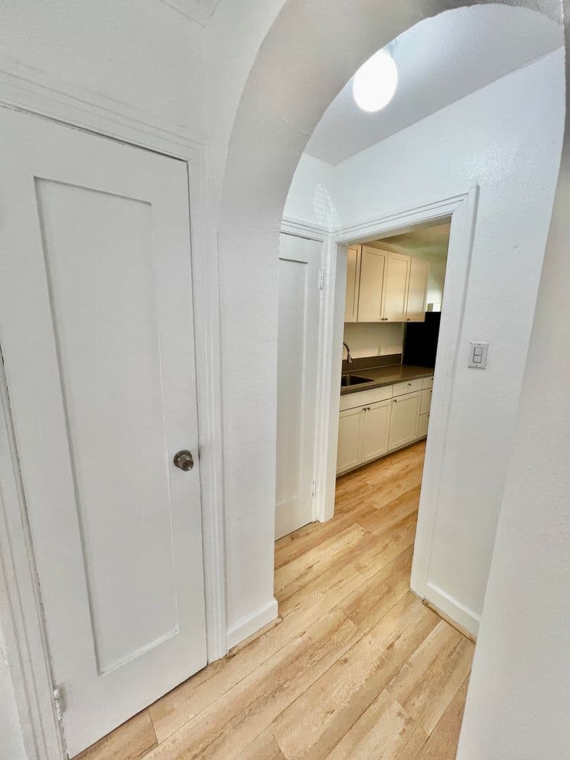 Los Angeles Apartment: 932 S Berendo St