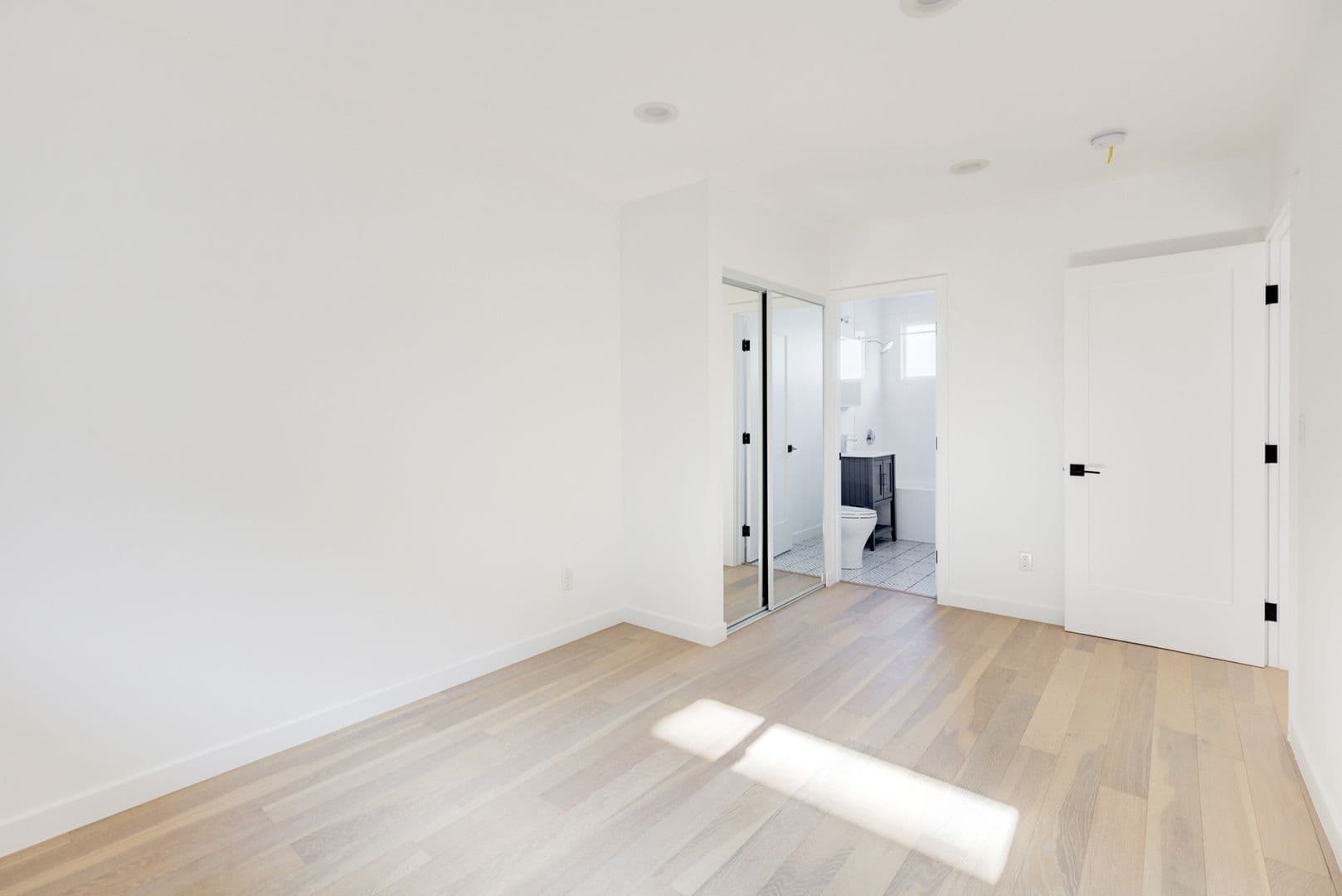 Los Angeles Apartment: 2314 Glendale Blvd