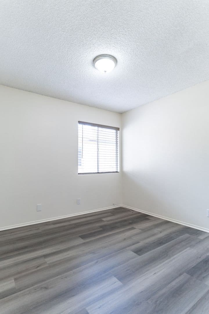 Los Angeles Apartment: 3210 Chapman St