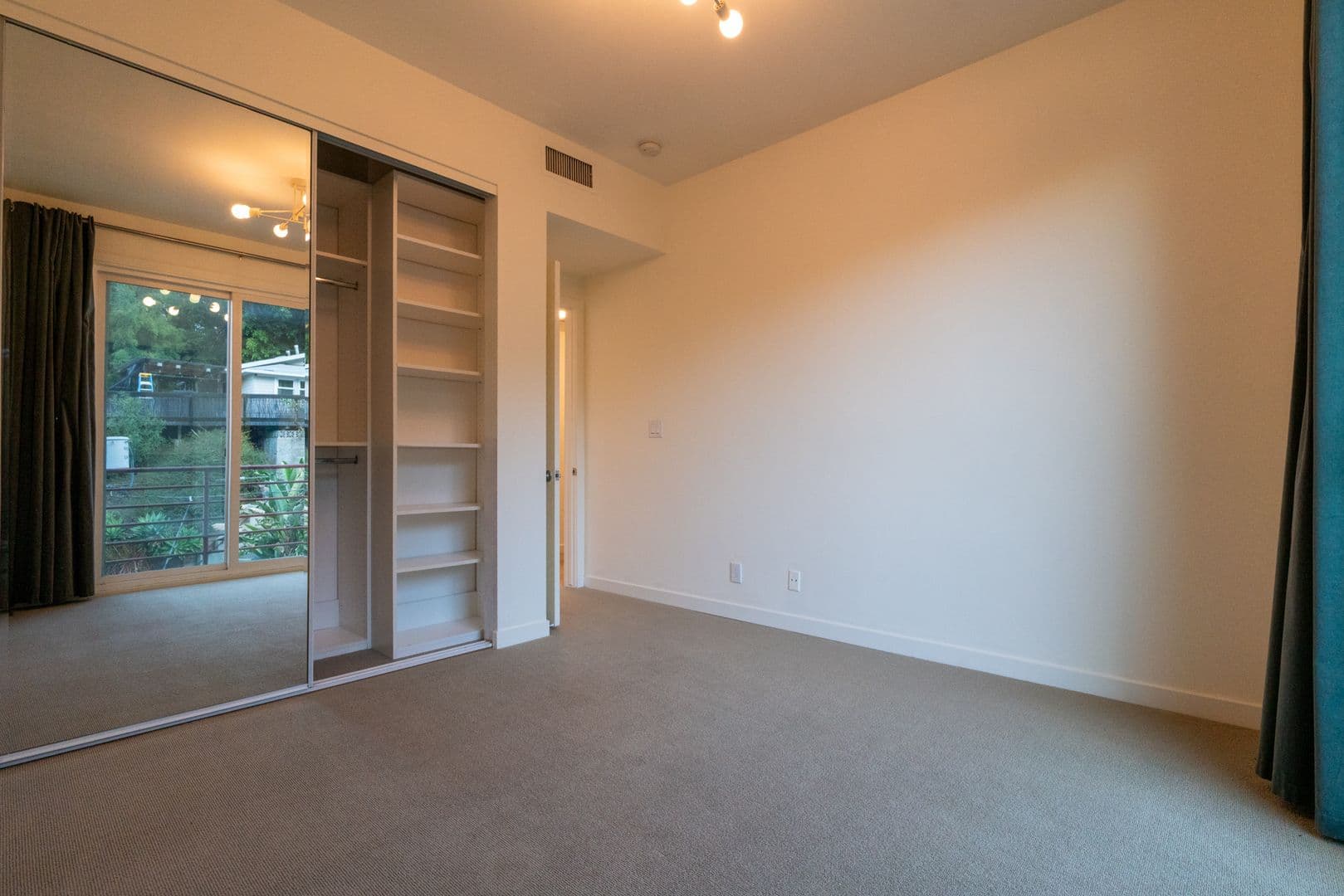 Los Angeles House: 633 Museum Dr