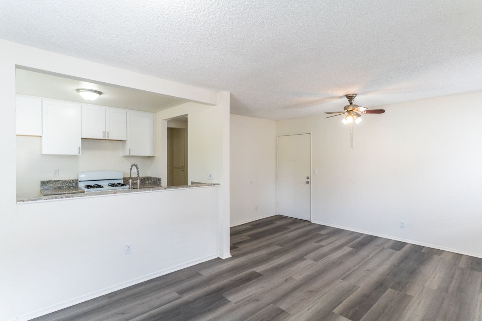 Los Angeles Apartment: 3210 Chapman St
