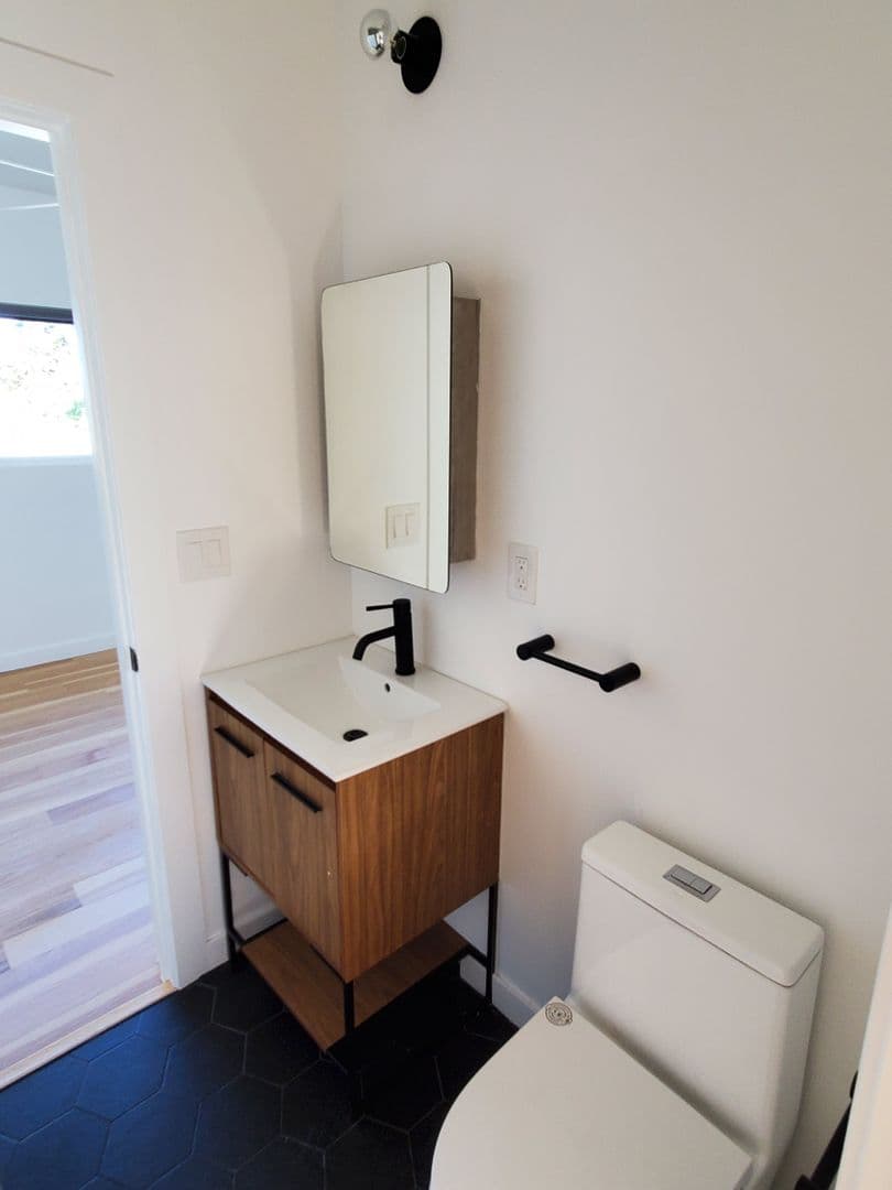 Los Angeles Apartment: 1491 Scott Ave