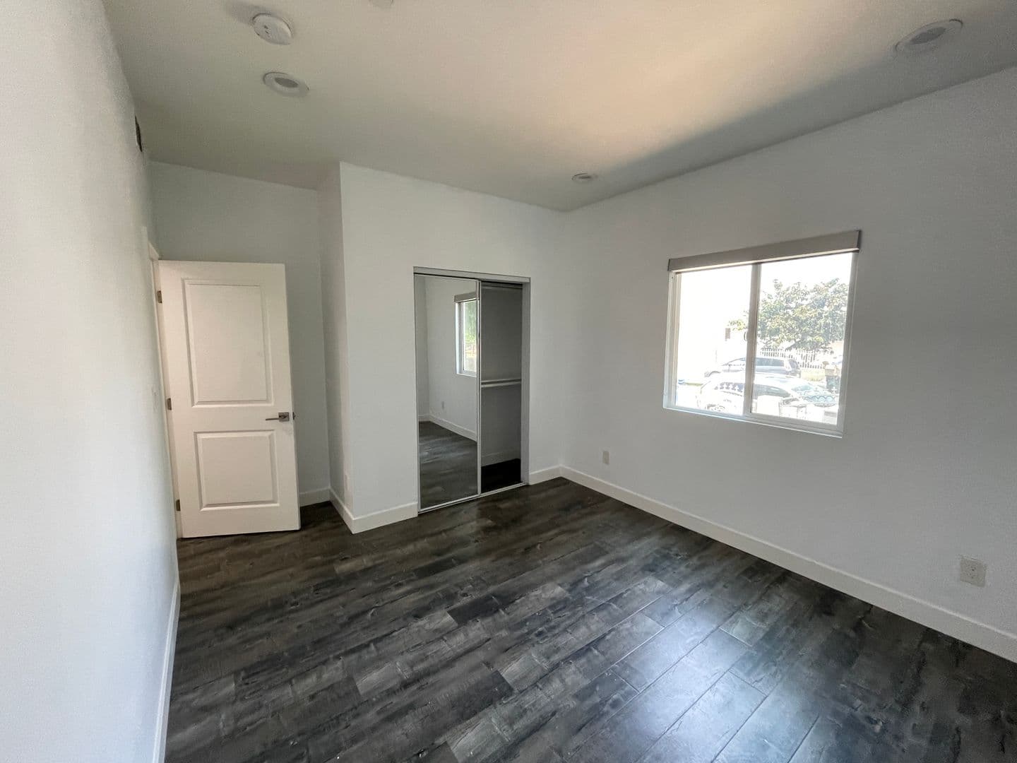 Los Angeles Apartment: 626 W 76th St
