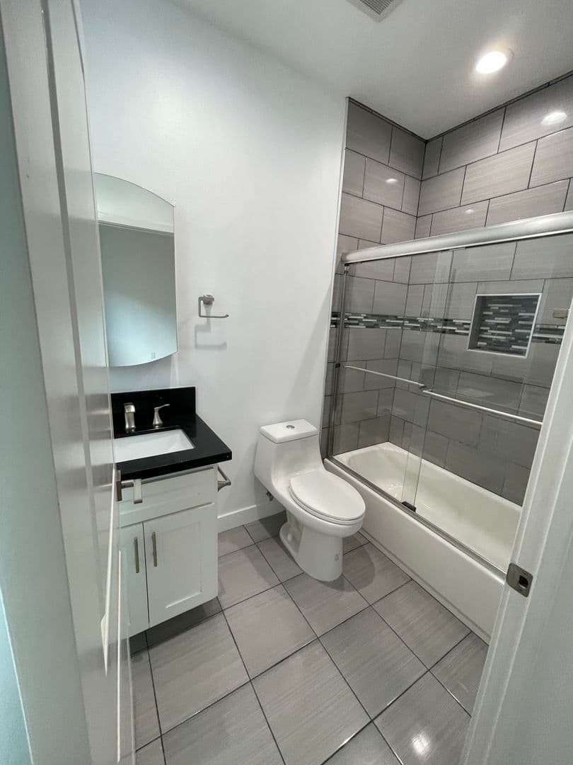 Los Angeles Apartment: 626 W 76th St