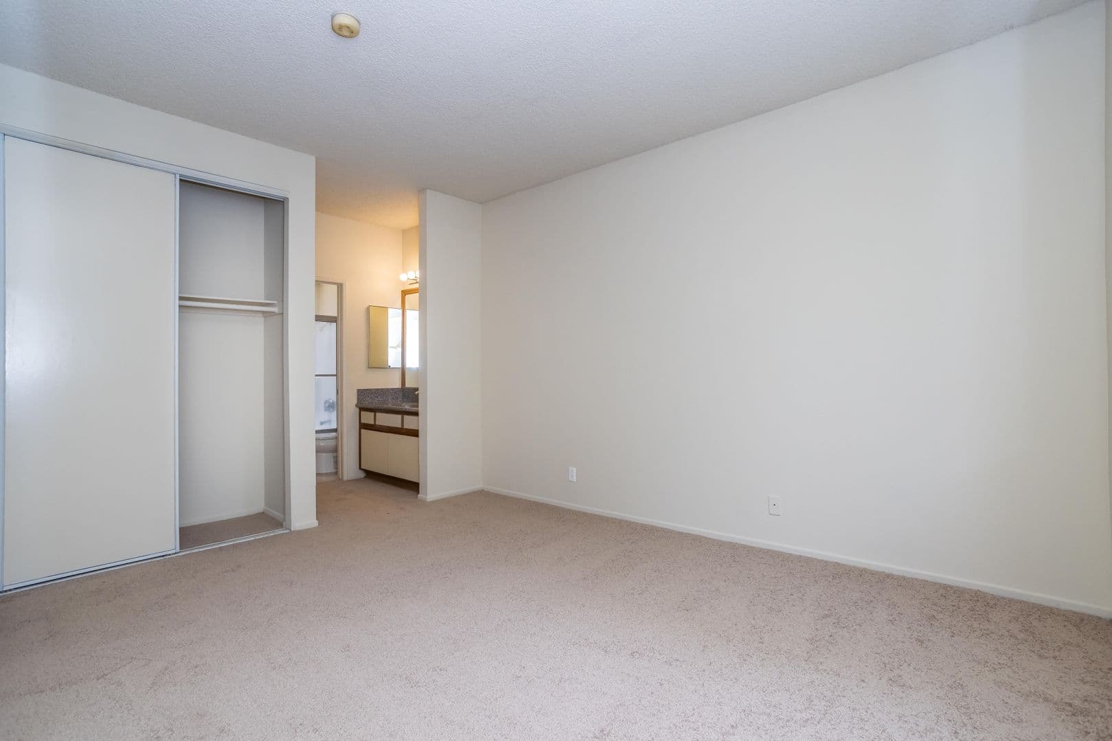 North Hollywood Apartment: 10932 Morrison St
