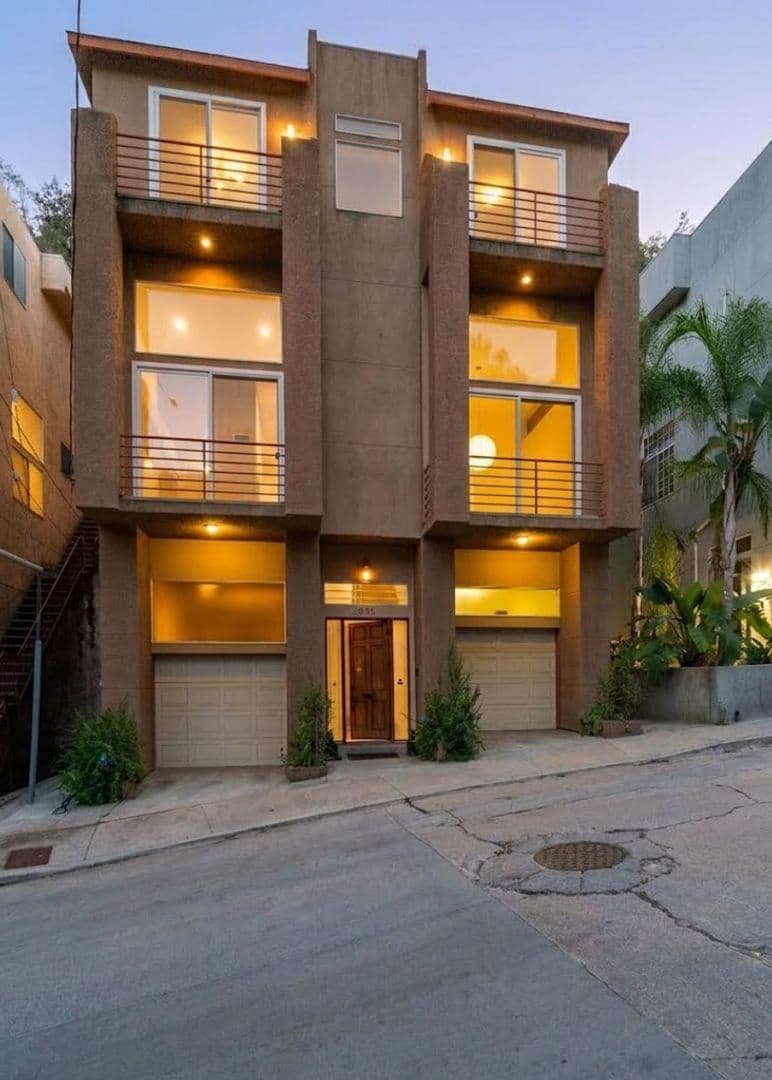Los Angeles House: 633 Museum Dr