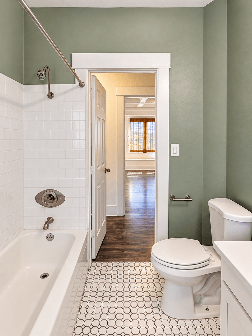 Los Angeles House: 3871 S Hobart Blvd