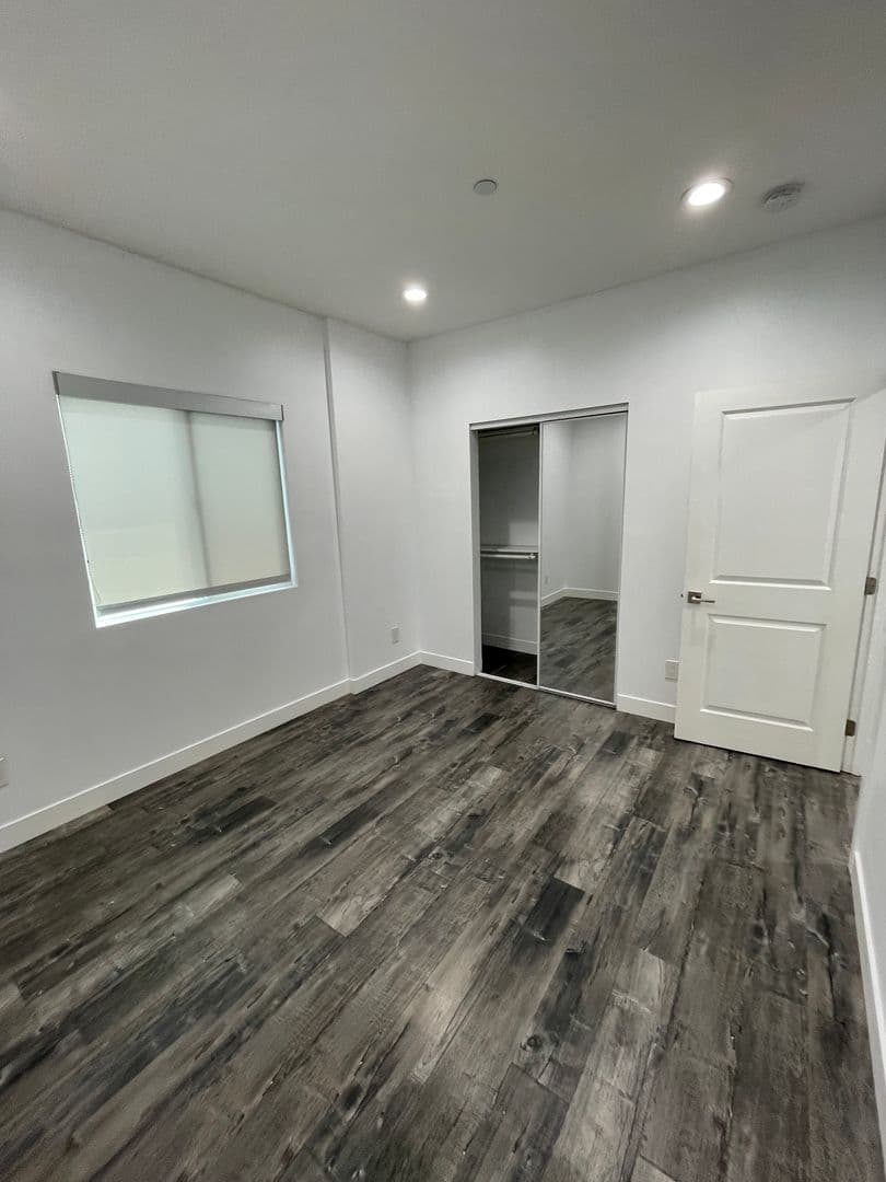 Los Angeles Apartment: 626 W 76th St