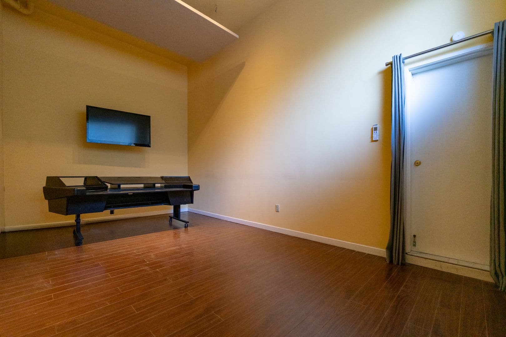 Los Angeles House: 633 Museum Dr