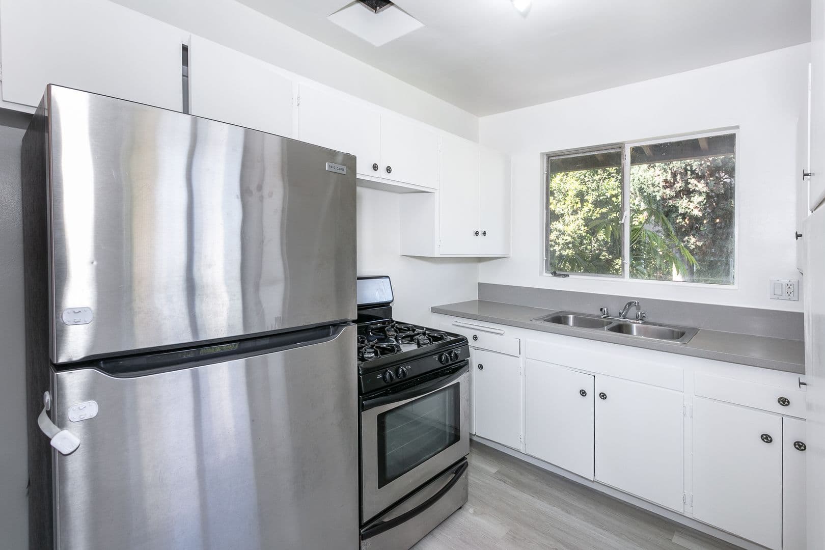 Los Angeles Apartment: 1041 S Wooster St