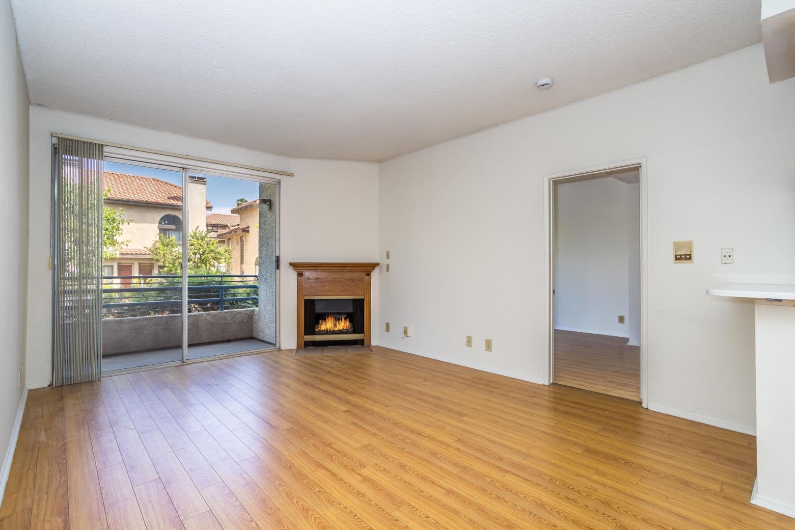 North Hollywood Apartment: 10932 Morrison St