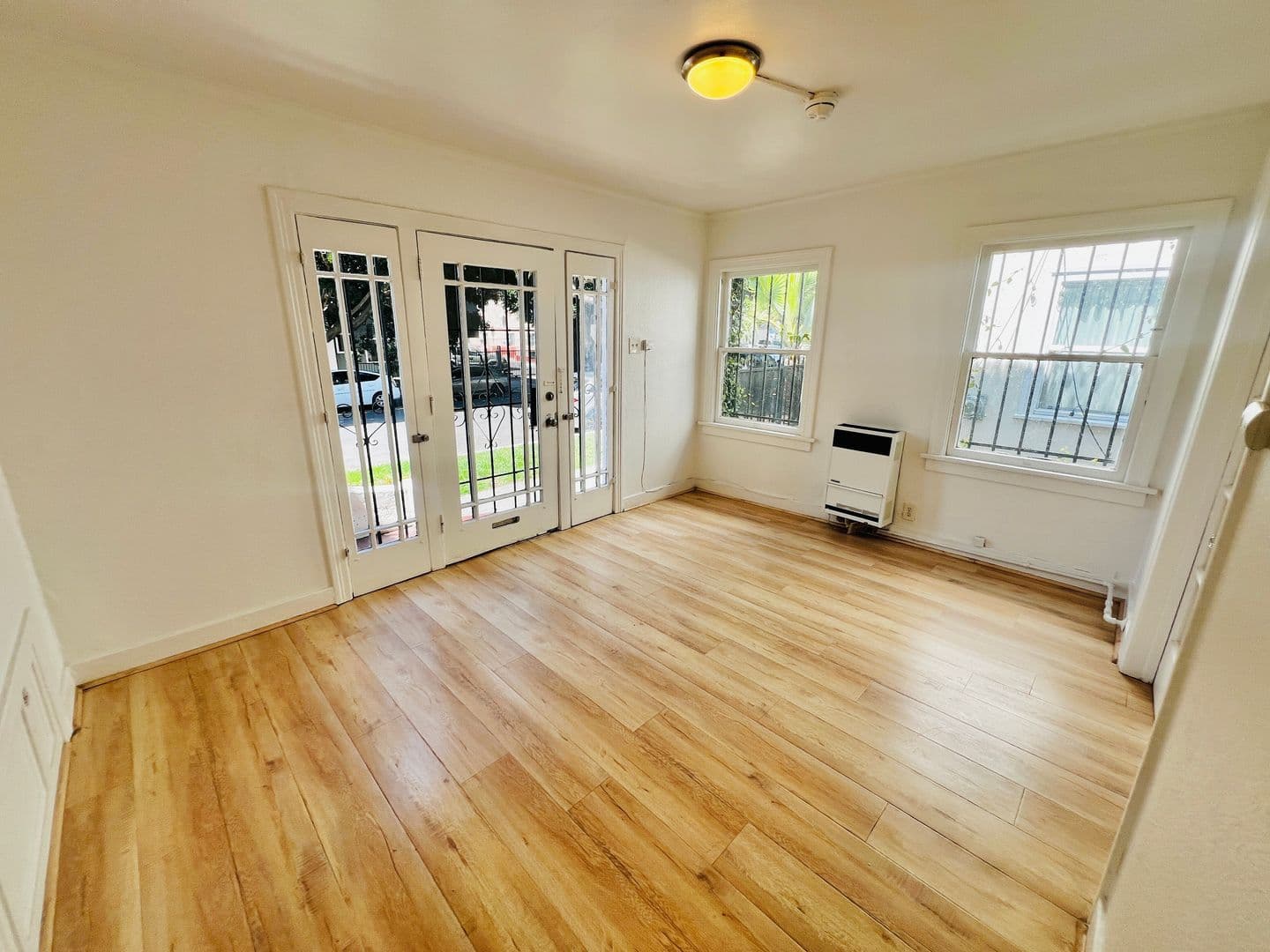 Los Angeles Apartment: 932 S Berendo St