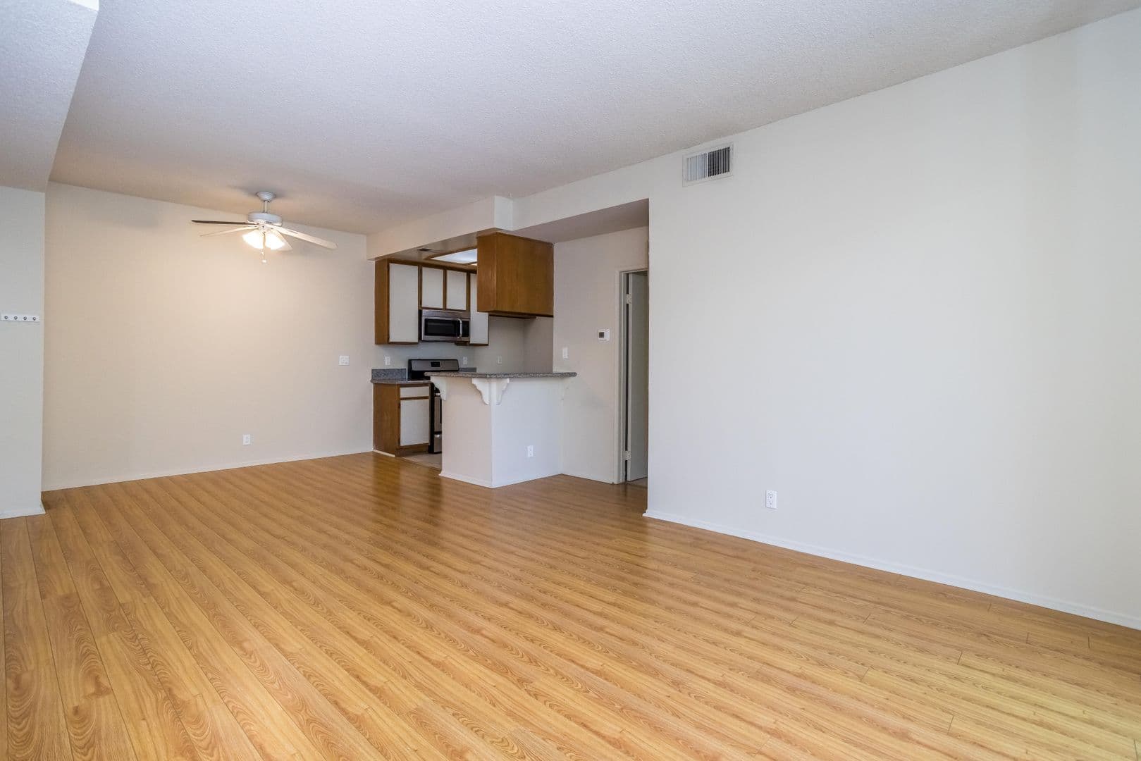 North Hollywood Apartment: 10932 Morrison St