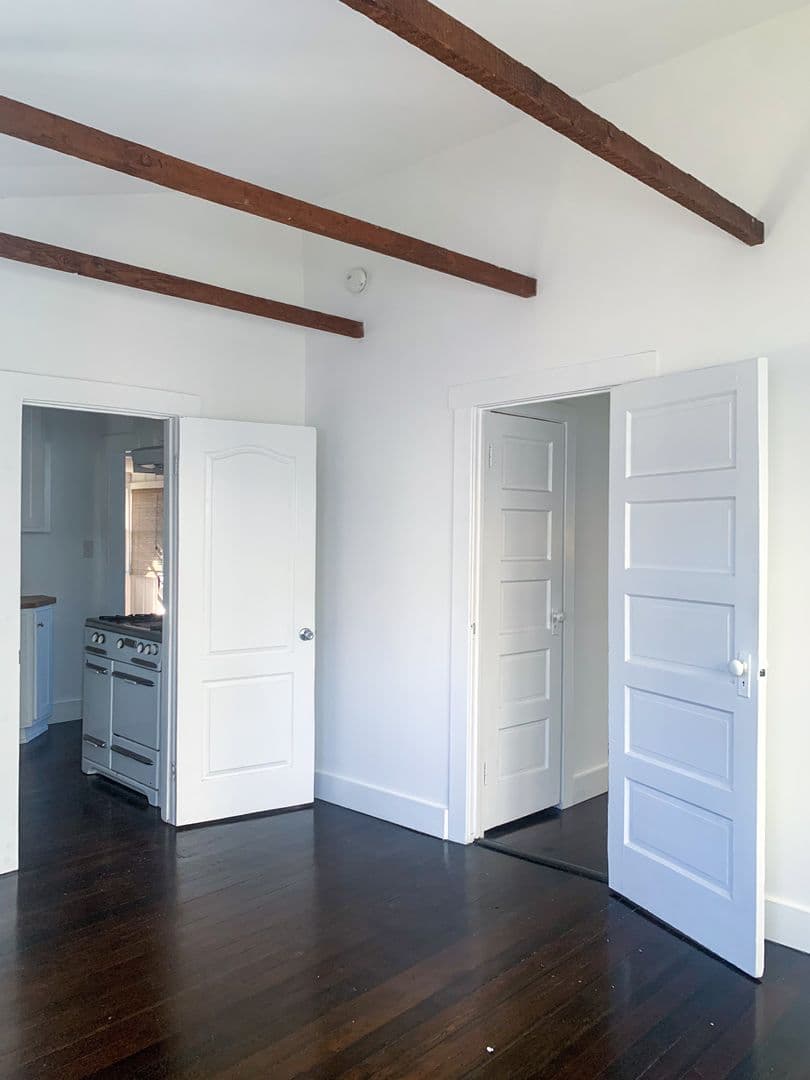 Los Angeles Apartment: 5670 York Blvd