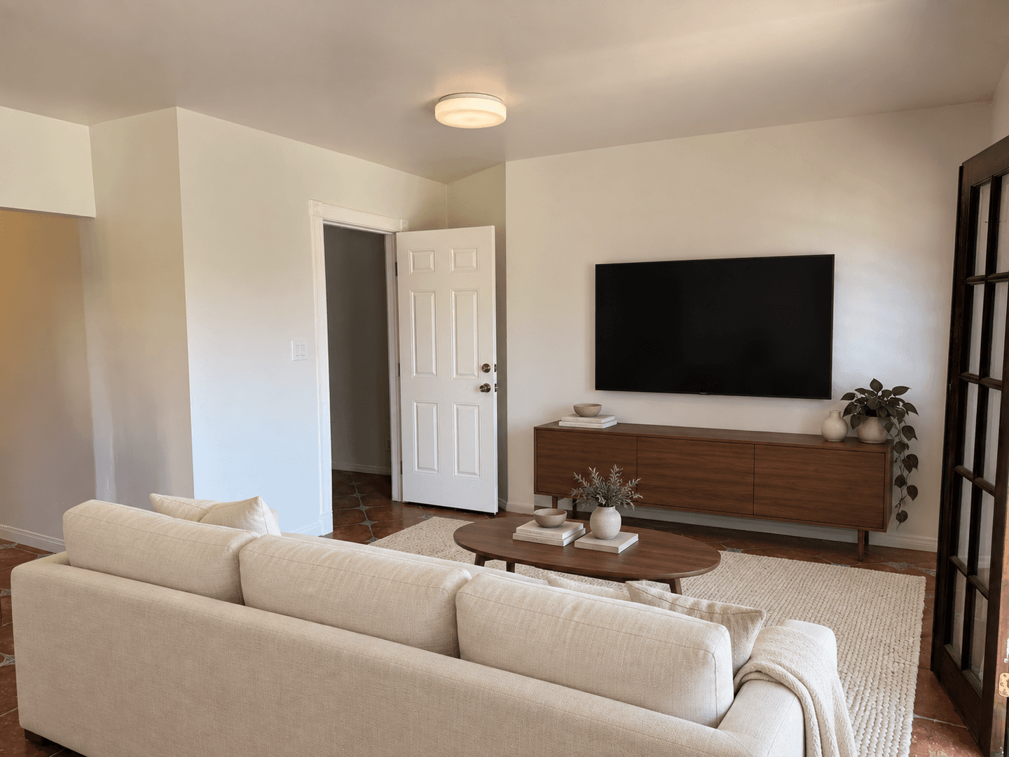 Los Angeles Apartment: 2646 Kenwood Ave