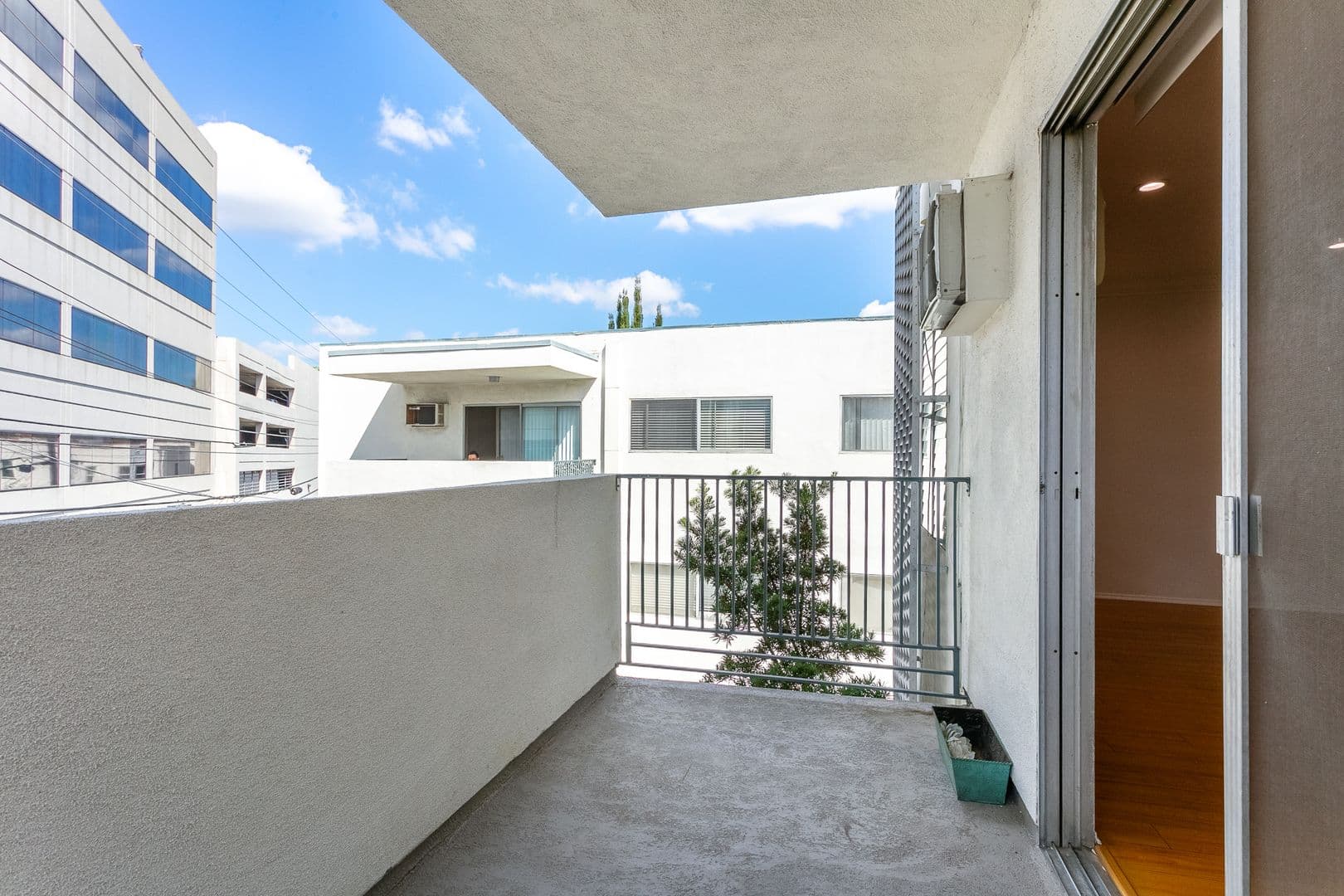 Los Angeles Apartment: 6617 Orange Street