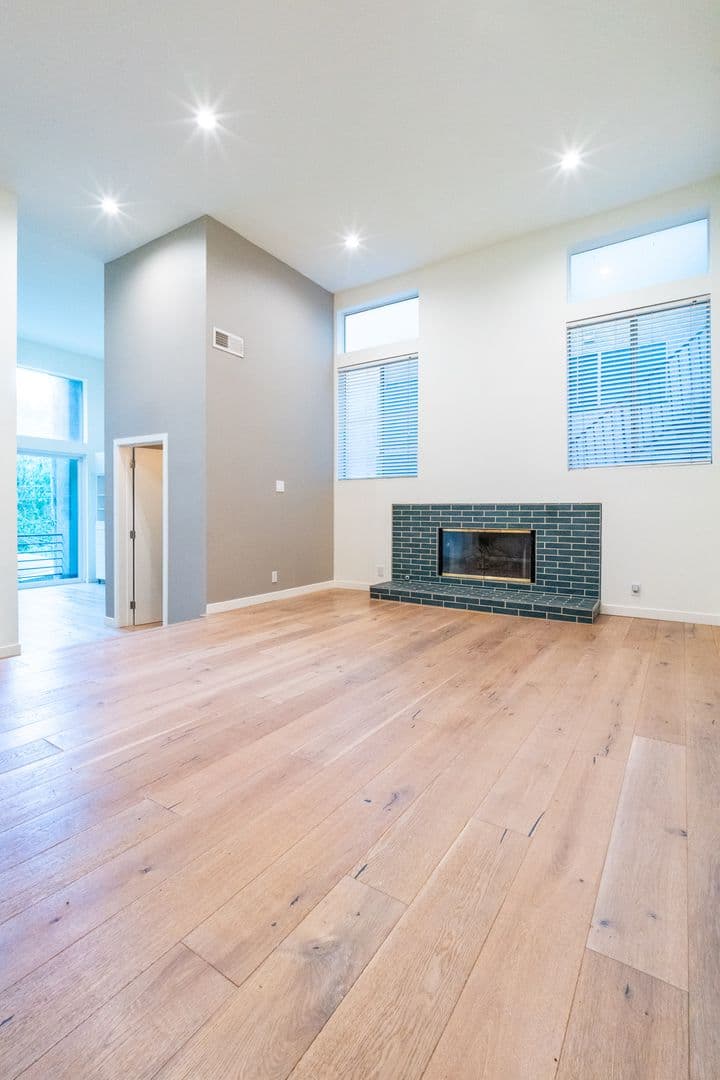 Los Angeles House: 633 Museum Dr