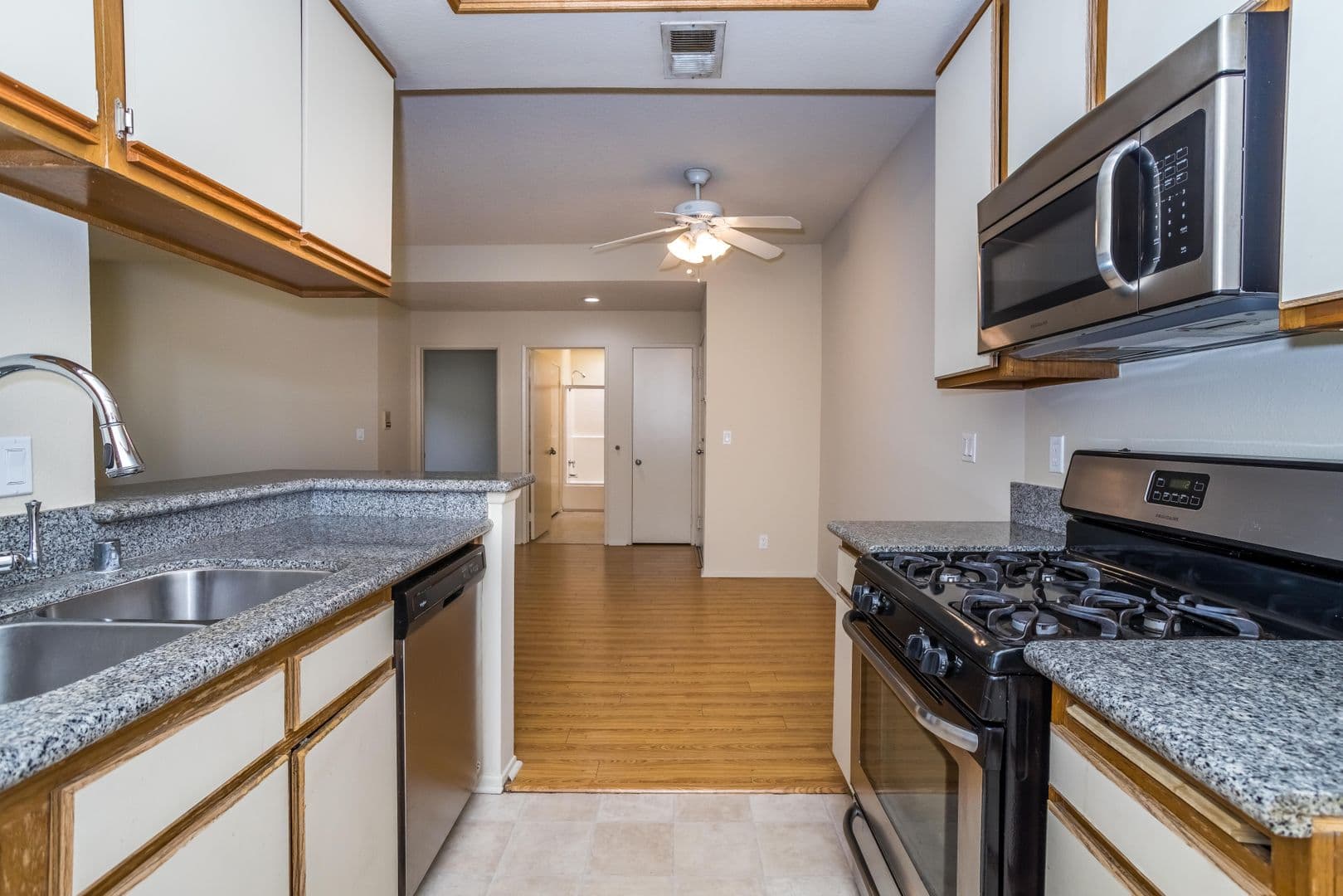 North Hollywood Apartment: 10932 Morrison St