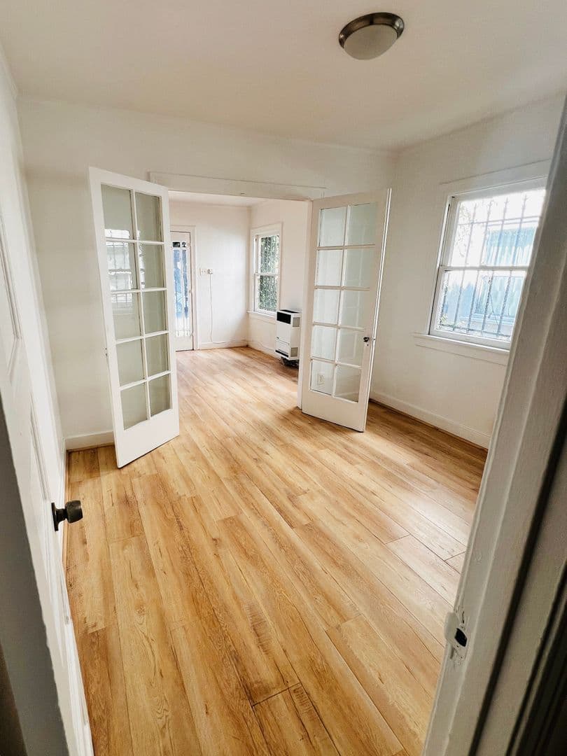 Los Angeles Apartment: 932 S Berendo St