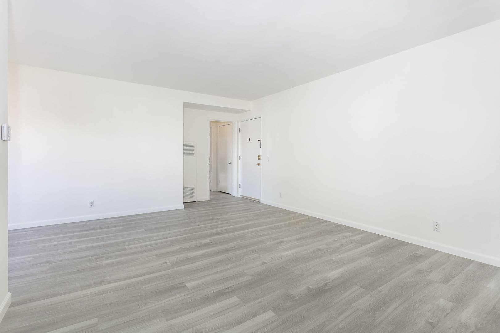 Los Angeles Apartment: 1041 S Wooster St