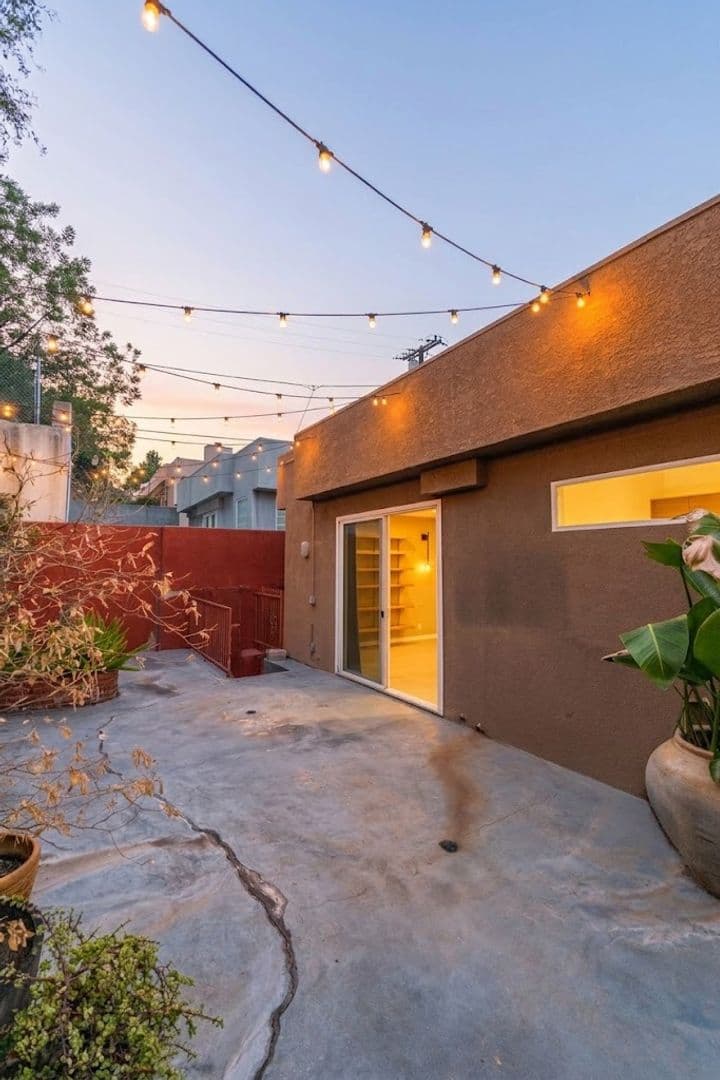Los Angeles House: 633 Museum Dr