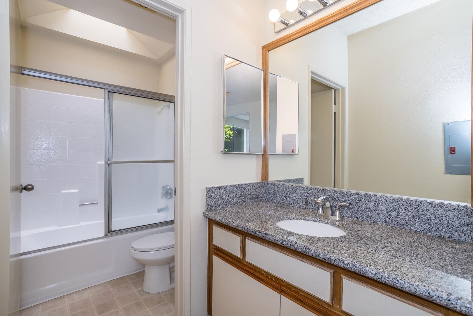 North Hollywood Apartment: 10932 Morrison St