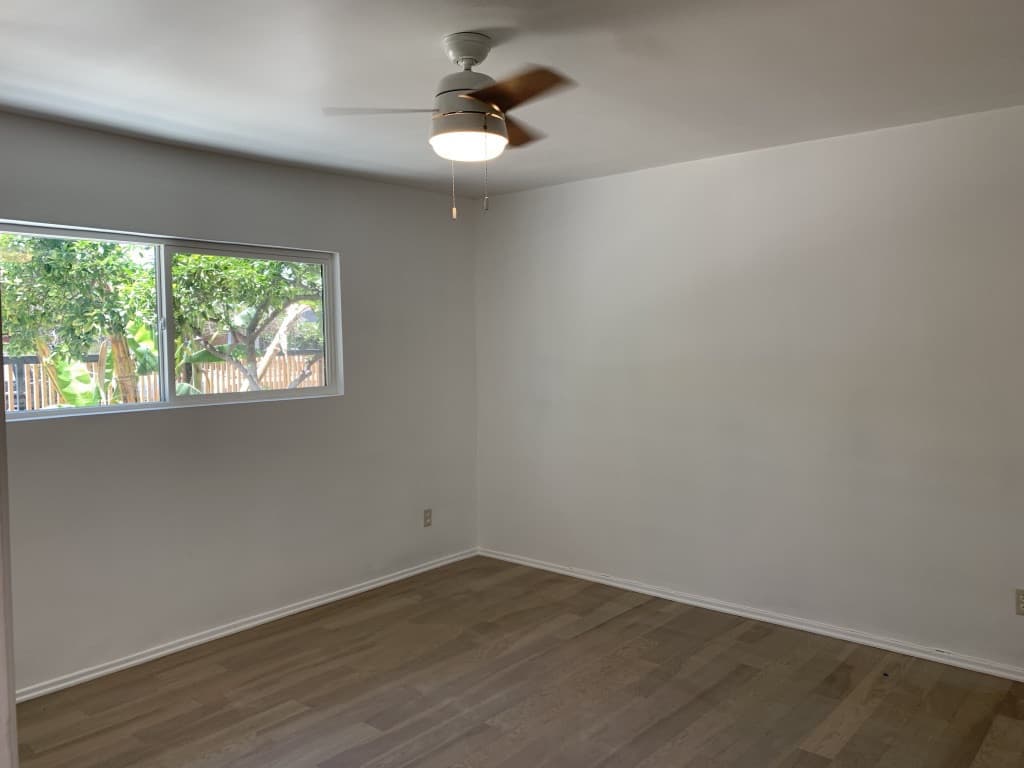 Los Angeles Apartment: 4825 W 18th St