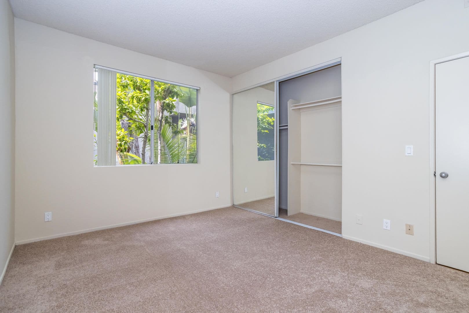 North Hollywood Apartment: 10932 Morrison St
