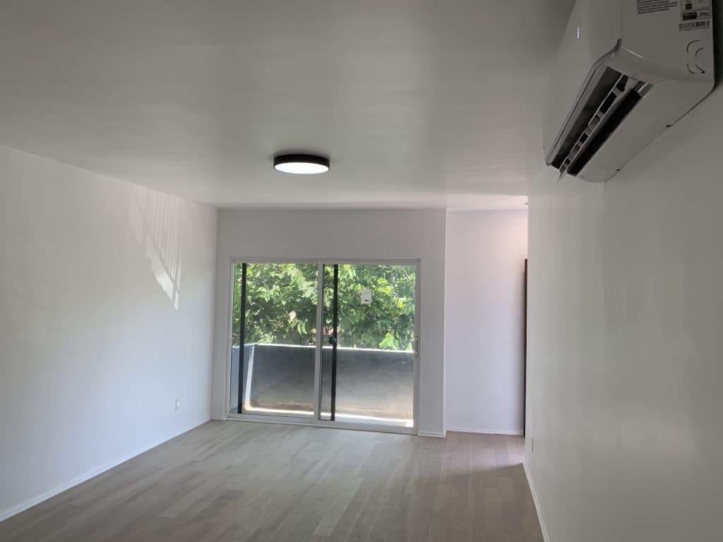 Los Angeles Apartment: 4825 W 18th St
