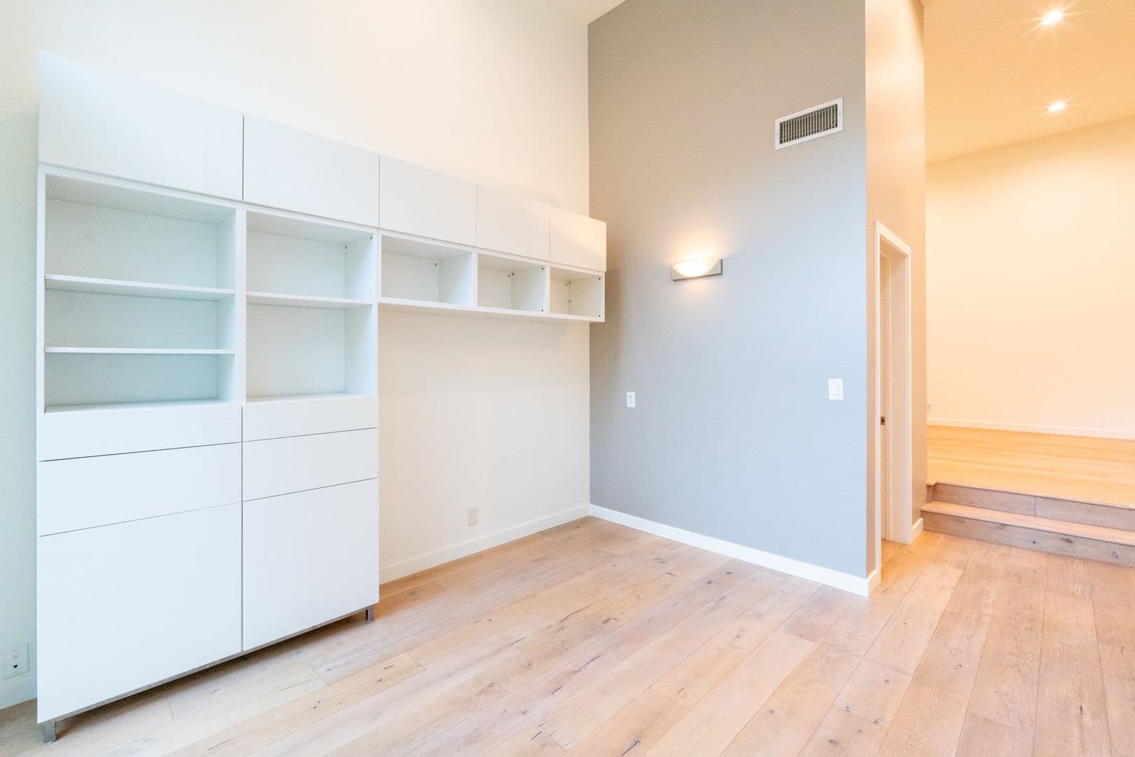 Los Angeles House: 633 Museum Dr