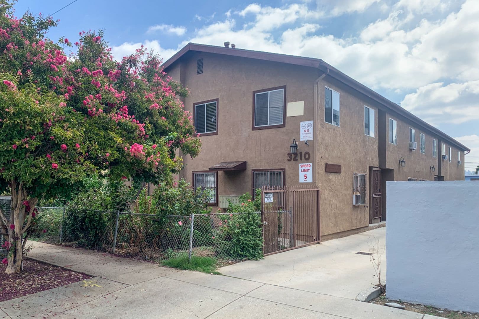 Los Angeles Apartment: 3210 Chapman St