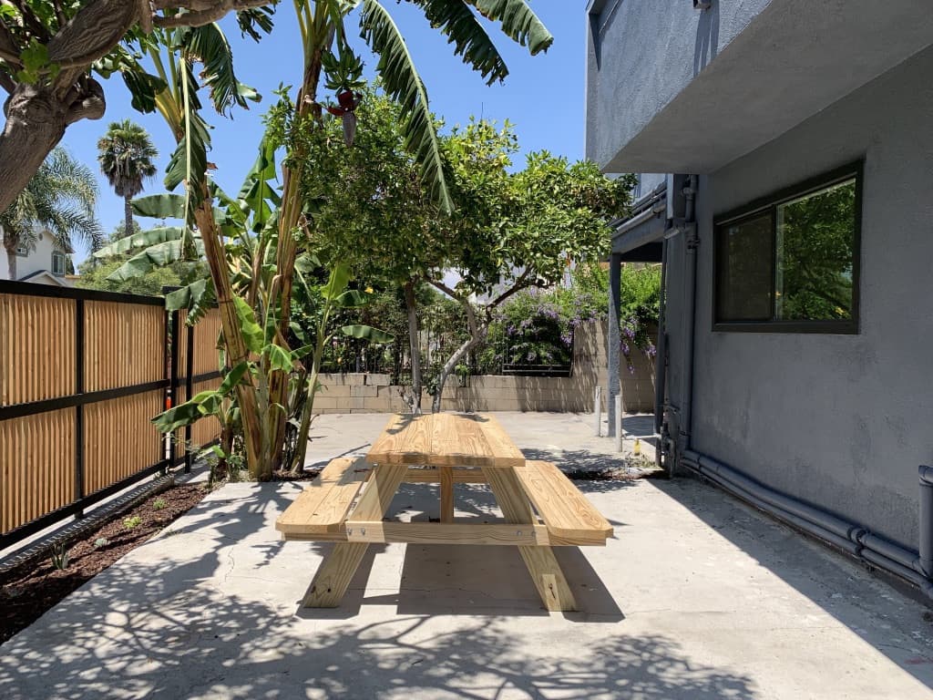Los Angeles Apartment: 4825 W 18th St