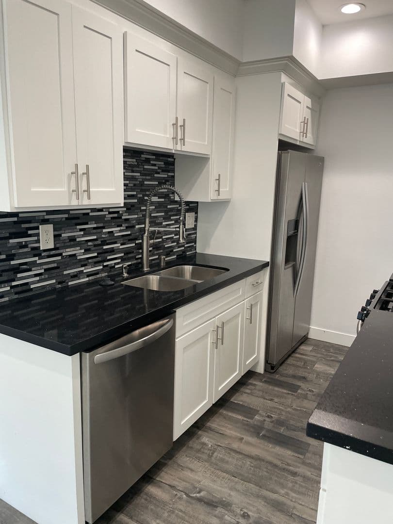 Los Angeles Apartment: 626 W 76th St