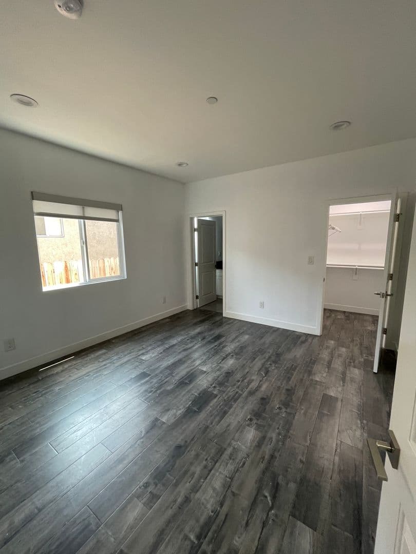 Los Angeles Apartment: 626 W 76th St