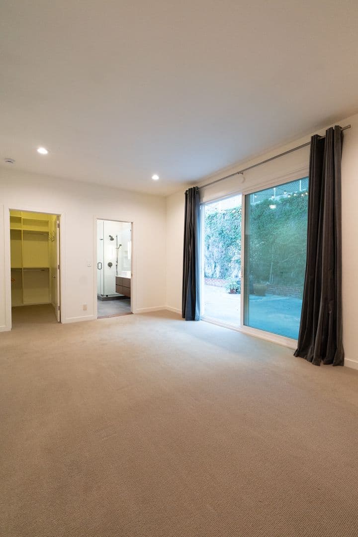 Los Angeles House: 633 Museum Dr
