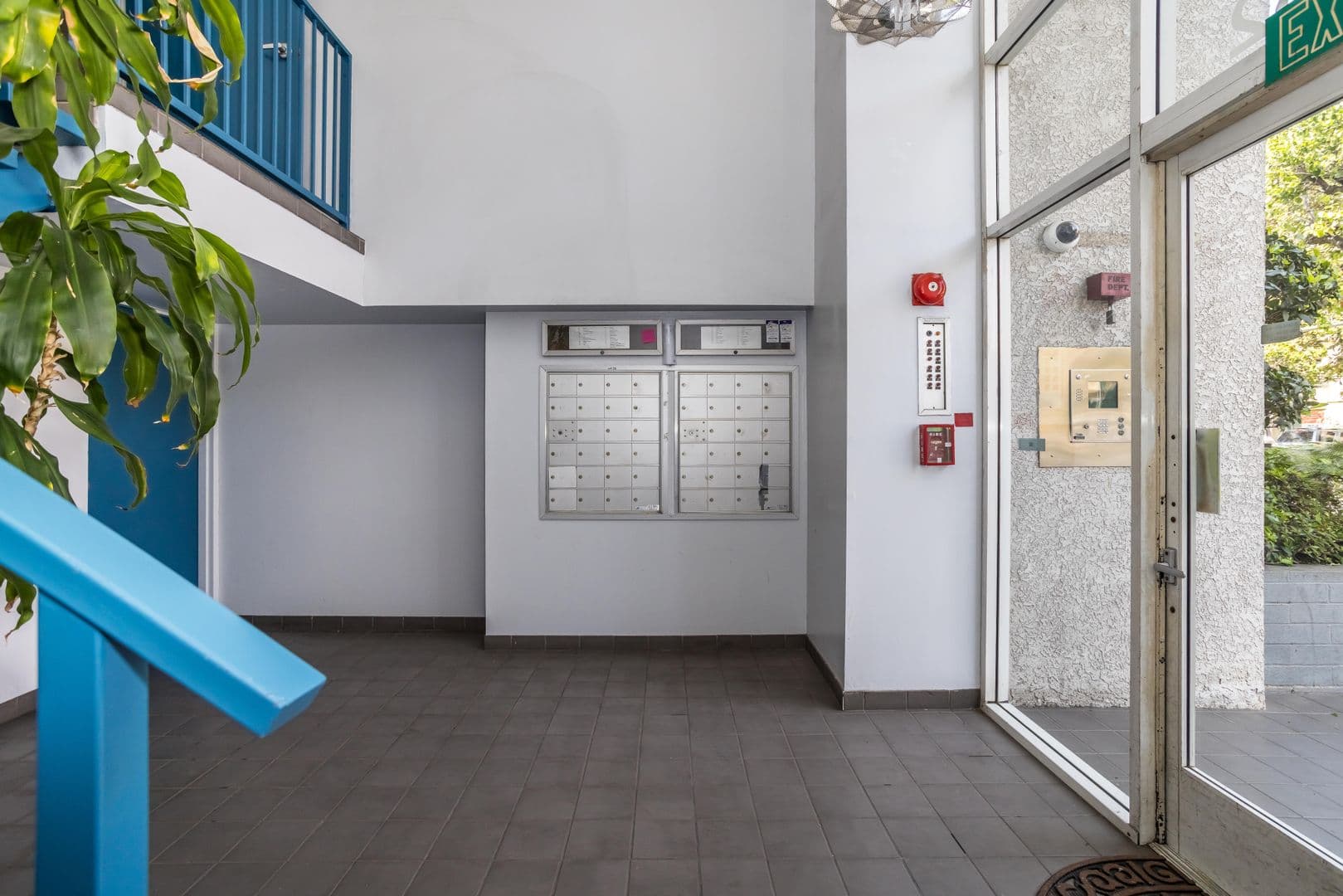 North Hollywood Apartment: 10932 Morrison St
