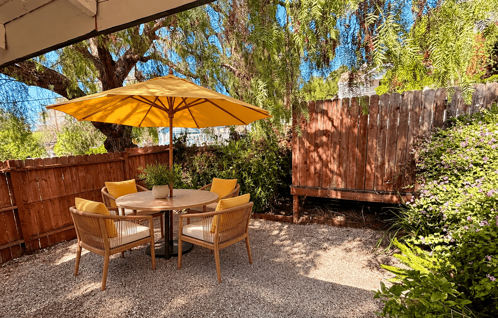 Los Angeles Apartment: 1704 Grafton St