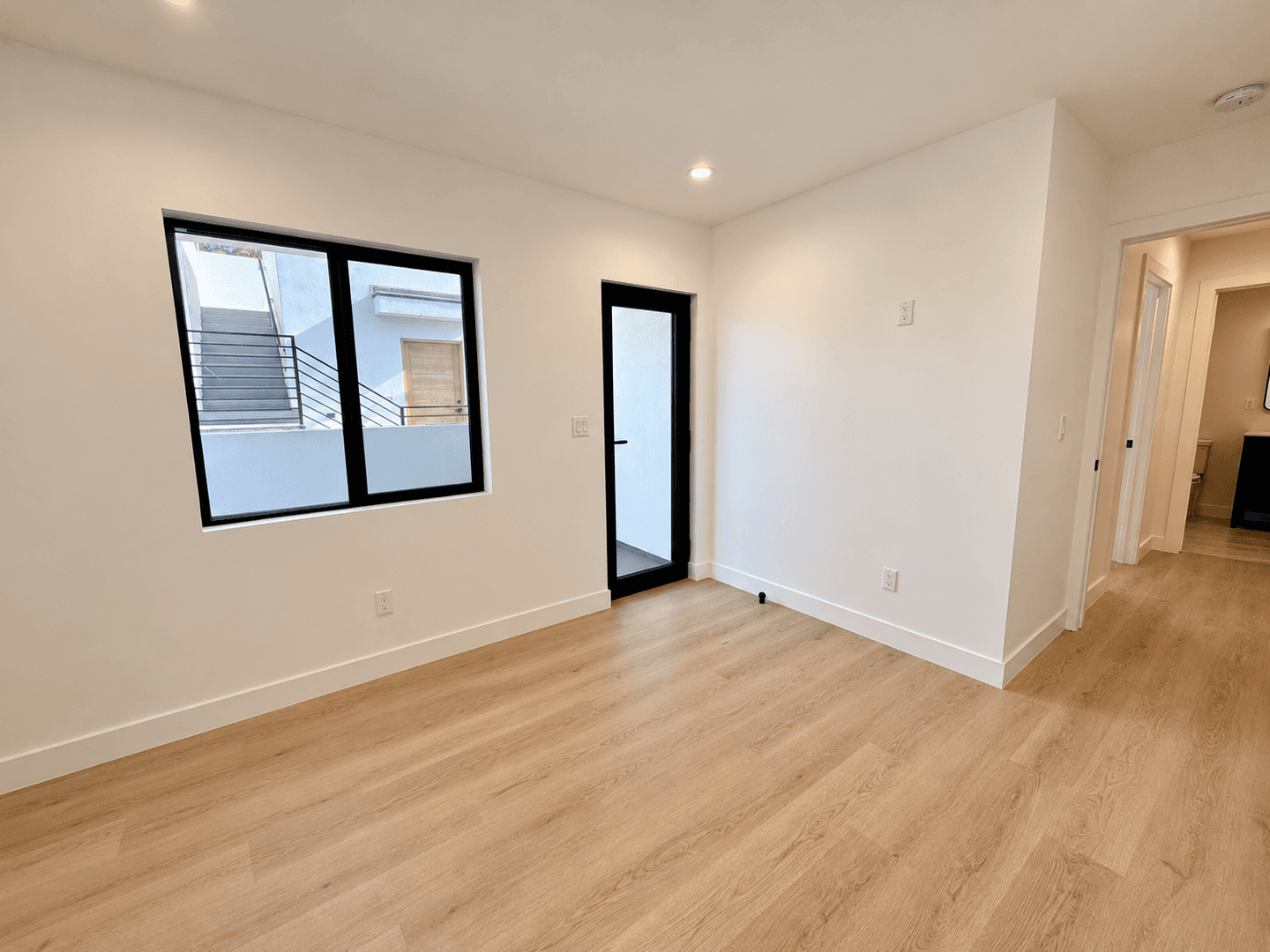Los Angeles Apartment: 2705 Benedict St